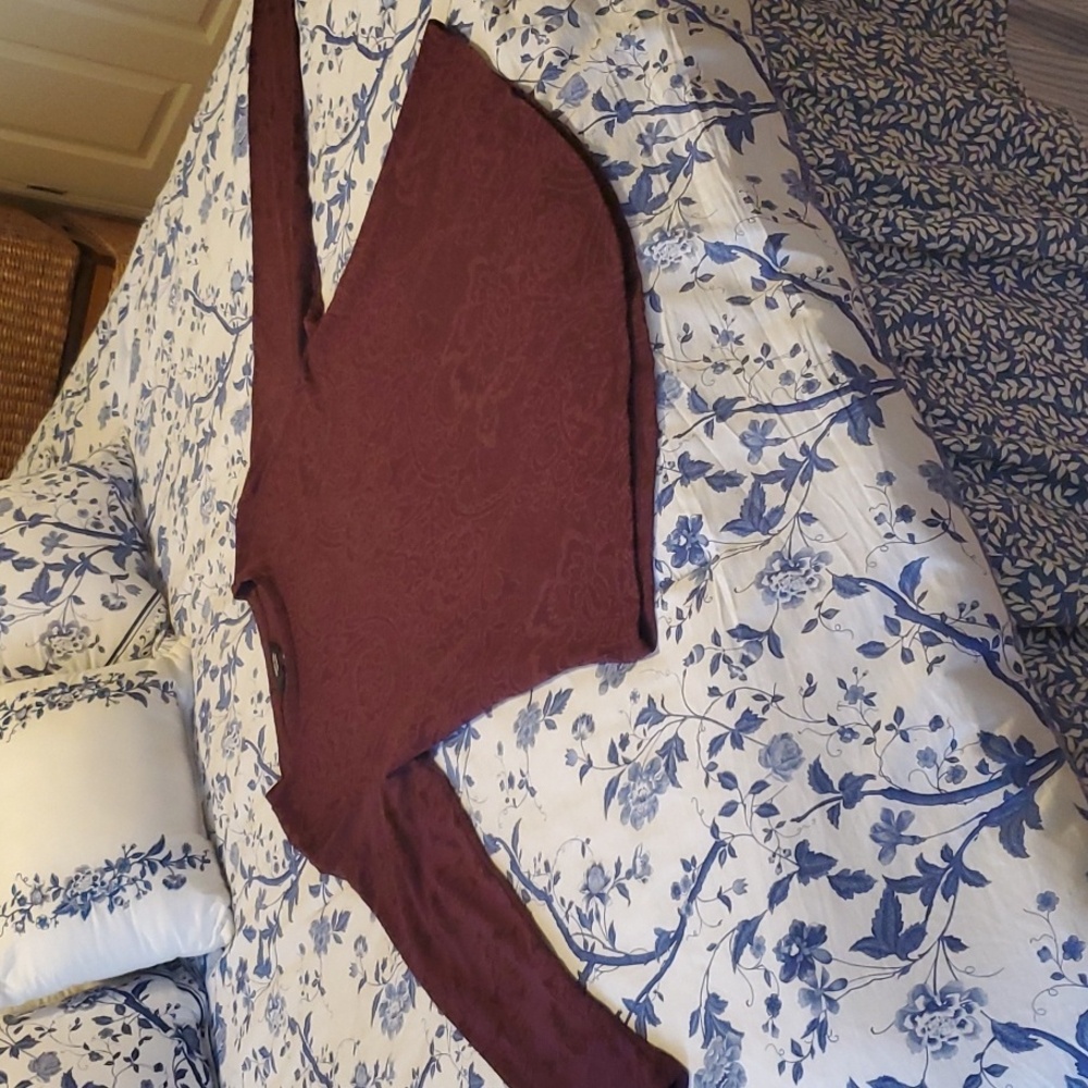 CURATED BY RUA'H KIBRIYA: Simply Vera Vera Wang XL Stretchy Burgundy Floral Topx